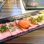 焼肉BAL 旨食楽酒 Hara凹゜ - 料理写真:上和牛タタキ卵黄のせ