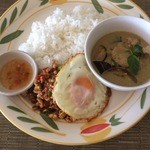 タイ国料理　チャイタレー - ハーフ&ハーフランチセット　グリーンカレーとガパオ　980円