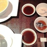 Lau's Family Kitchen - カニとコーンのスープ。ピンクソルトが付いてきます。チリソースもホームメイド。