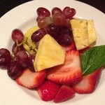 Lau's Family Kitchen - 最後にサービスで出て来るフルーツ。フルーツジュースで和えてあります。
