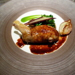 レストラン バカール - ブルターニュ産うずらに愛を詰めた丸ごとロースト ボルト酒薫るソース（2400円）