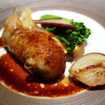 レストラン バカール - ブルターニュ産うずらに愛を詰めた丸ごとロースト ボルト酒薫るソース（2400円）