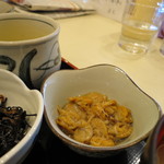 めし屋はらぺこ - 定食の小鉢（ひじき＆ベビーホタテ）・茶碗蒸し