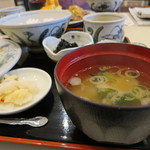 Meshiyaharapeko - 定食に付いてるお味噌汁＆漬物