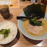 横浜家系ラーメン 銀家 - 料理写真: