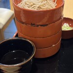 前田屋・本家 - 大盛は割子４段