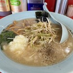 ラーメンショップ 椿 - 卓上にんにく・黒胡椒をかけて