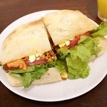 メゾン・イチ 代官山 - タンドリーチキンサンドイッチ