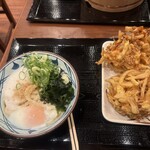 丸亀製麺 - 料理写真:お皿足りなくて旦那さんとひとつのお皿にそれぞれのかき揚げ置きました