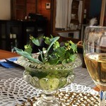 カフェ ワリ - テーブルにもハーブ。タイ茶の冷やがまた旨し。