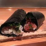 鮨 おさむ - 鉄火巻（俺のがイケて無かったので、かみさんのスマホ写真を借用）