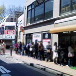 焼肉問屋 牛蔵 - 10.4.24AM11時40分　予約の行列　推定40人超　凄すぎ