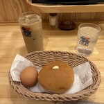 コメダ珈琲店 - 料理写真:飲み物はアイスカフェオレ６００円をお願いして無料で付いてくるモーニングはローブパンとゆで玉子をお願いしました。  暫く待つと注文したモーニングセットの出来上がりです。