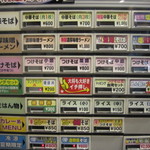 高松 - 店に入ってすぐ右に券売機があります、メニューごとに列を分けているので見やすいですね