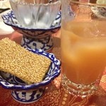 ジャスミン タイ - プレゼントされたチェンマイのお菓子とグアバジュース