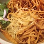 ジャスミン タイ - カオソーイガイ：上は揚げ麺、下は玉子麺