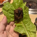 精肉卸問屋直営焼肉店 牛次郎 - チシャにお肉巻き巻き