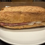 スターバックス コーヒー - ハム＆マリボーチーズ石窯フィローネです