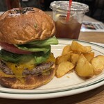 マンチズ バーガー シャック - アボカドチーズバーガー