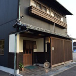 とらや - 割烹料理店らしい和の装い。