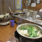 湯どうふごん兵衛 - 具が13種類入った名物の湯豆腐1,300円とお酒のあて的な串焼きものがメインです。
湯豆腐はお一人様でもちゃんと一人一鍋です(笑)。
