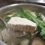 湯どうふごん兵衛 - 木綿豆腐は半丁分弱位でしょうか。
他には山芋・帆立・銀杏・椎茸・えのき茸・豆もやし・春菊・竹の子・うずら卵・オクラ・白ネギ・木耳の13種類が入ってます。
