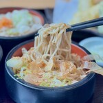 生そば あずま - 蕎麦はどちらかと言うと小麦の割合が多いからスルッと。