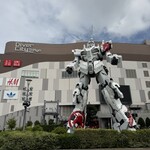 スターバックス コーヒー - 8月末で公開終了のユニコーンガンダム立像です