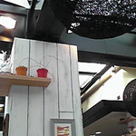 ウナギパイ カフェ トウキョウ - 白い柱とライトのインテリア