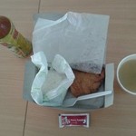 KFC  - チキン（大）とご飯、お茶のセットにスープを頼みました。