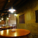 泥磚屋 - 店内装は泥の塗り壁。だから、この店名になっています。