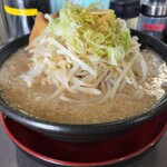 川出拉麺マウンテン - でーやまラーメン（麺200g・野菜中470g）