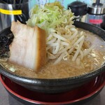 川出拉麺マウンテン - でーやまラーメン（麺200g・野菜中470g）