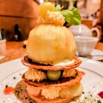 アフタヌーンティー・ティールーム - 料理写真:まるごと白桃とぶどうのミルフィーユ