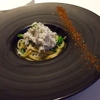 リストランテ ソットラルコ - 素晴らしい♪♪ 1品目のパスタ: 釜揚げしらす  ５種の唐辛子添え
                
                唐辛子を加えながら味に変化をつけられます
                繊細で素材の良さが引きだされていました❤︎