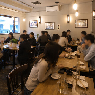 さまざまなシーンに寄り添う落ち着いた雰囲気。50名様まで対応