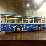 Ginza Genraku - ナゼか飾ってあるバスのミニチュア。