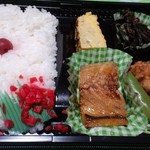 水郷潮来のかあちゃん手むすび - お弁当(350円)　今回は、山菜の煮物と煮魚が入っていました。　