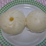 今回購入の純正肉まん390円と通常の肉まん230円