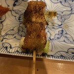 串処 道仲 - ねぎま　鶏皮が巻いてありパリパリ