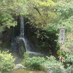 金閣寺不動釜茶所 - 足利義満がお茶を点てた滝の水