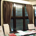 つきじ治作 - 応接間のガラス窓