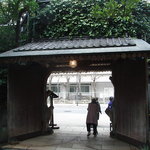 Tsukiji Jisaku - 内側からの門