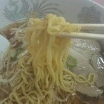 亀福食堂 - 2015年5月　麺持ち上げ