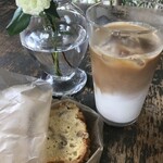 retes - アイスカフェラテとバナナケーキ