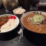 すみれ - ラー博は俺の社員食堂。  平日限定、味噌ラーメソラソチ！  今日はラーメソ屋さんのカレーを選択。トッピング無料券をいただいたので、ねぎ♡