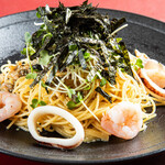 タパス&タパス - 料理写真:ニンニクを効かせた人気パスタ。エビ、イカ、アサリのオリジナルボンゴレ!!