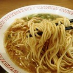 まこと屋 - 麺はこんな感じ　中太屋や縮れ麺