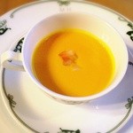 万平ホテル メインダイニングルーム - にんじんのクリームスープ