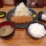 かつ善 - ロースかつ定食 900円をいただきました。お肉は厚みがあって柔らかいけど、白米がいまひとつ。